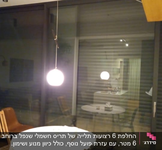 תריסים סגורים בחלון זכוכית בבית